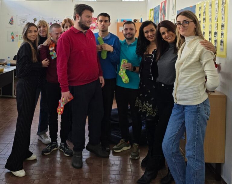 Радовали смо се дружењу и заједницком раду. Дан шарених чарапа обележен је на најлепси начин у нашој школи. "Нека свака Ана буде срећна и насмејана као наса Ана", порука је коју саљемо са данашњег дружења и обележавања Дана Дауновог синдрома.